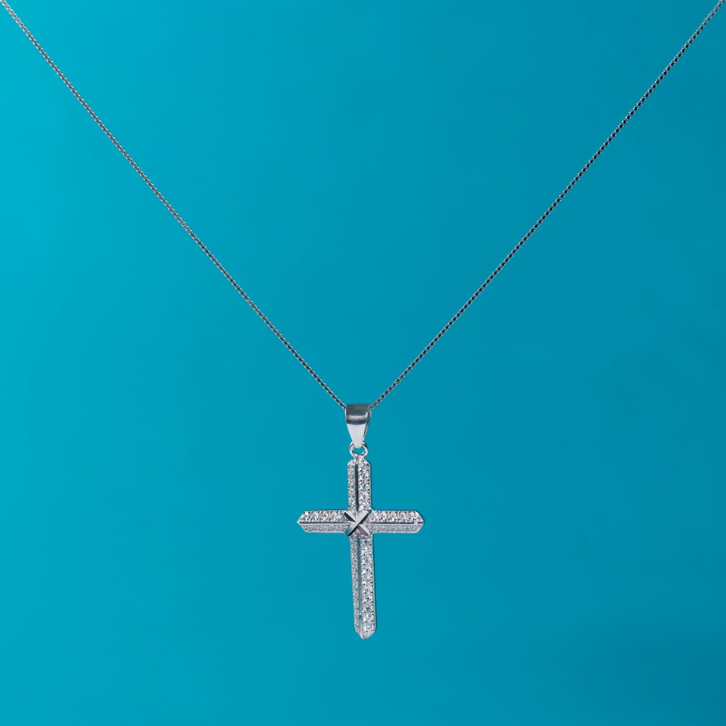 Sophisticated silver cross necklace with brilliant sparkle