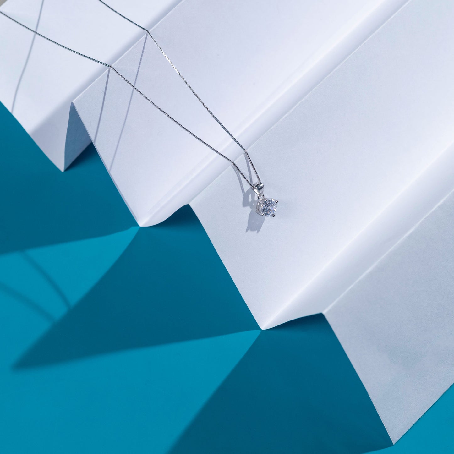 Graceful silver solitaire jewelry piece