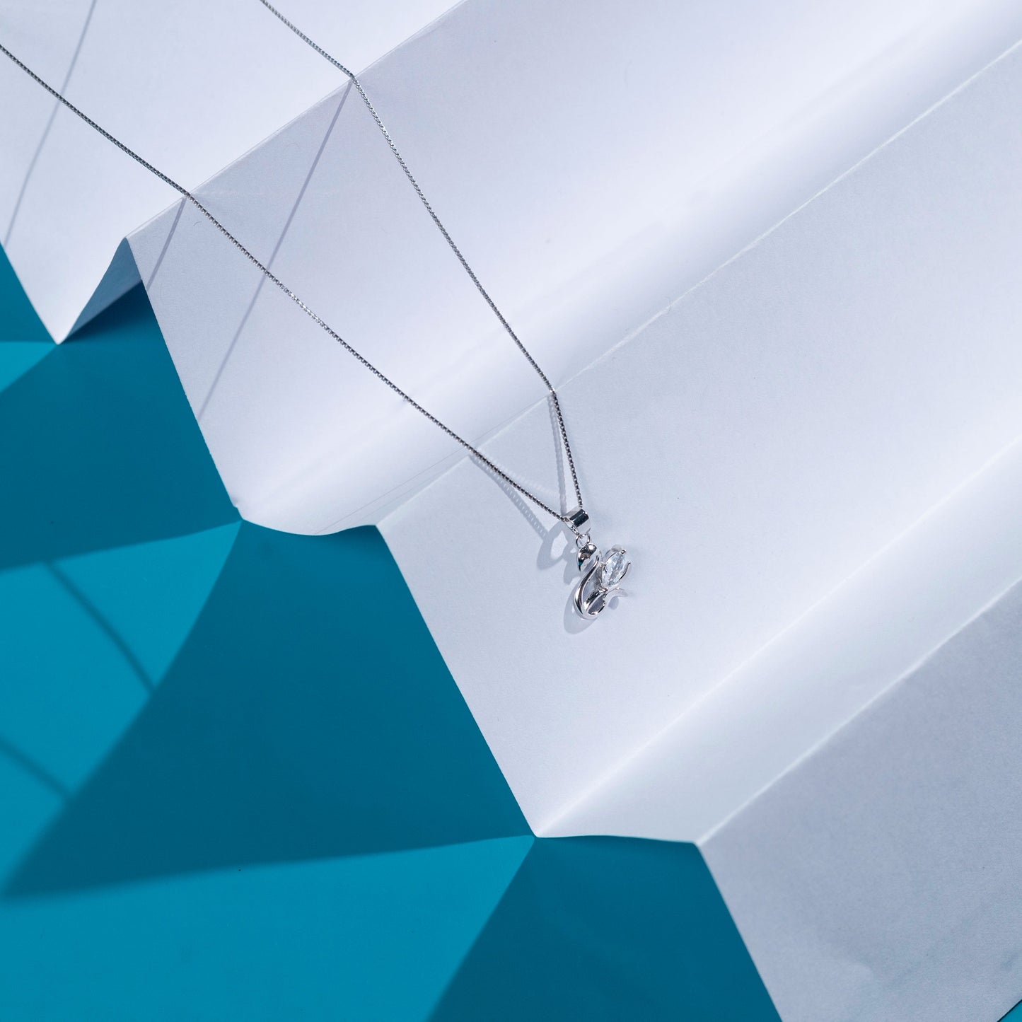 Charming Silver Dazzling Swan Necklace Premium Craftsmanship