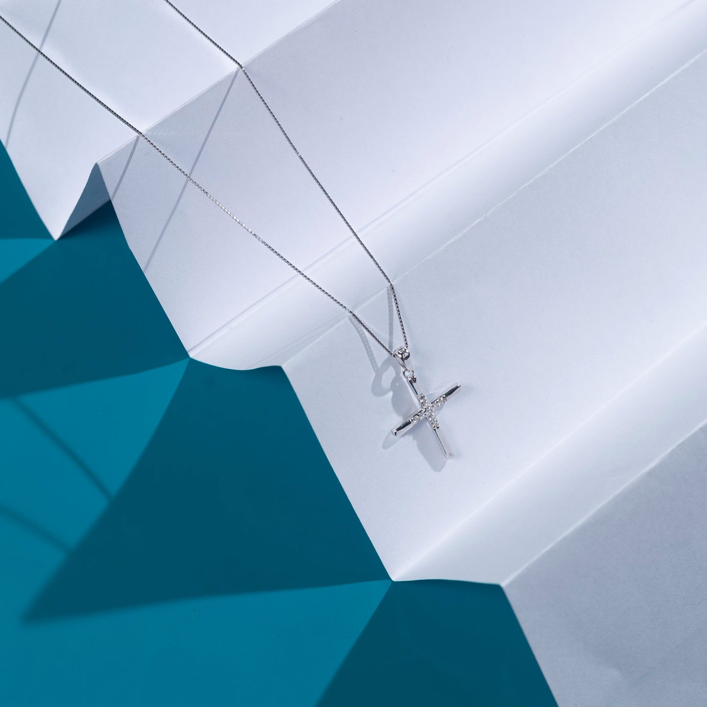 Bold statement in silver cross design