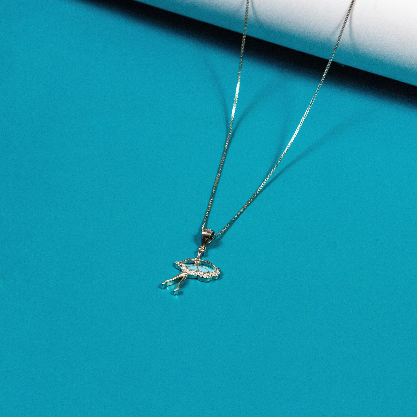 Captivating shimmer rhythm chain design