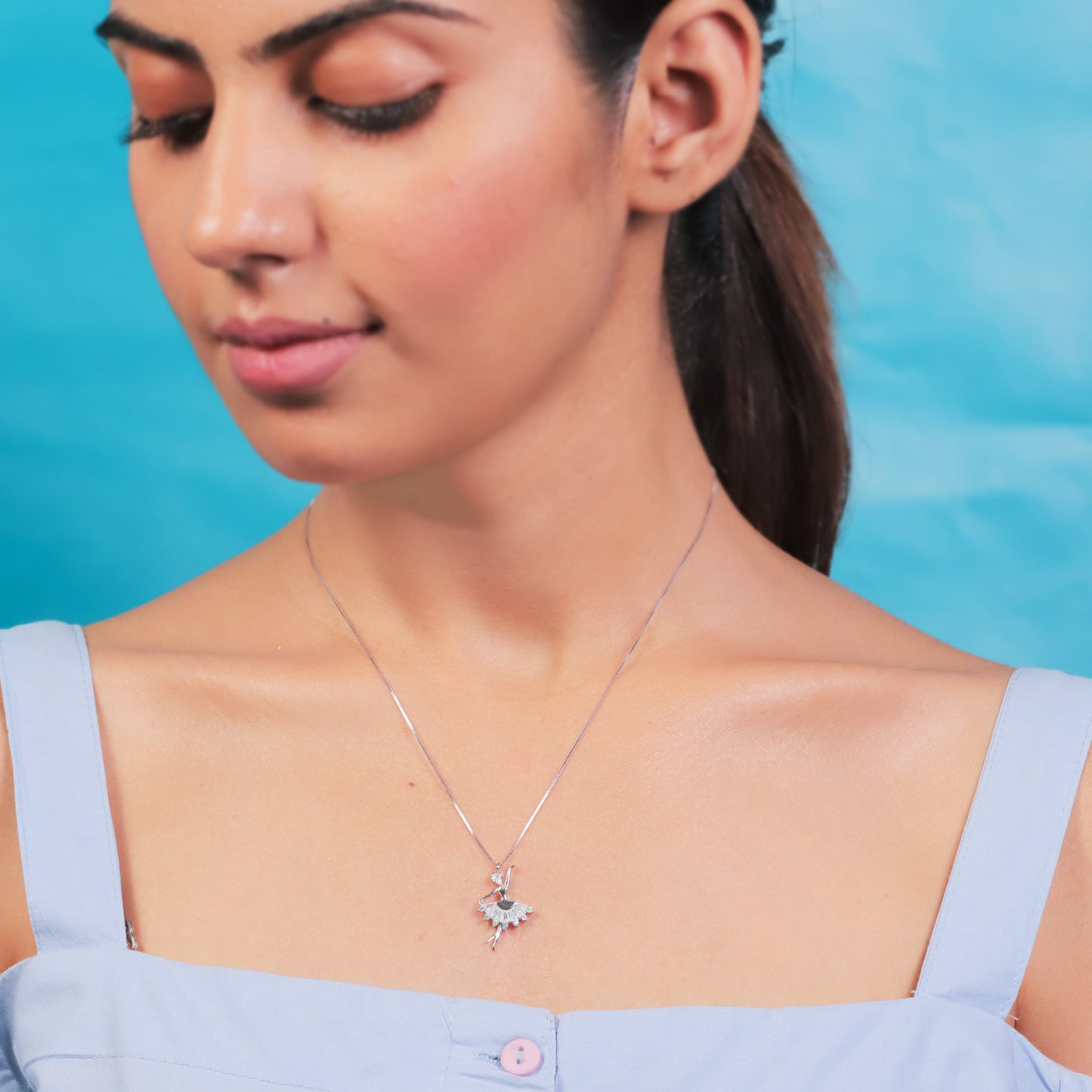 Dazzling twirl-inspired silver necklace