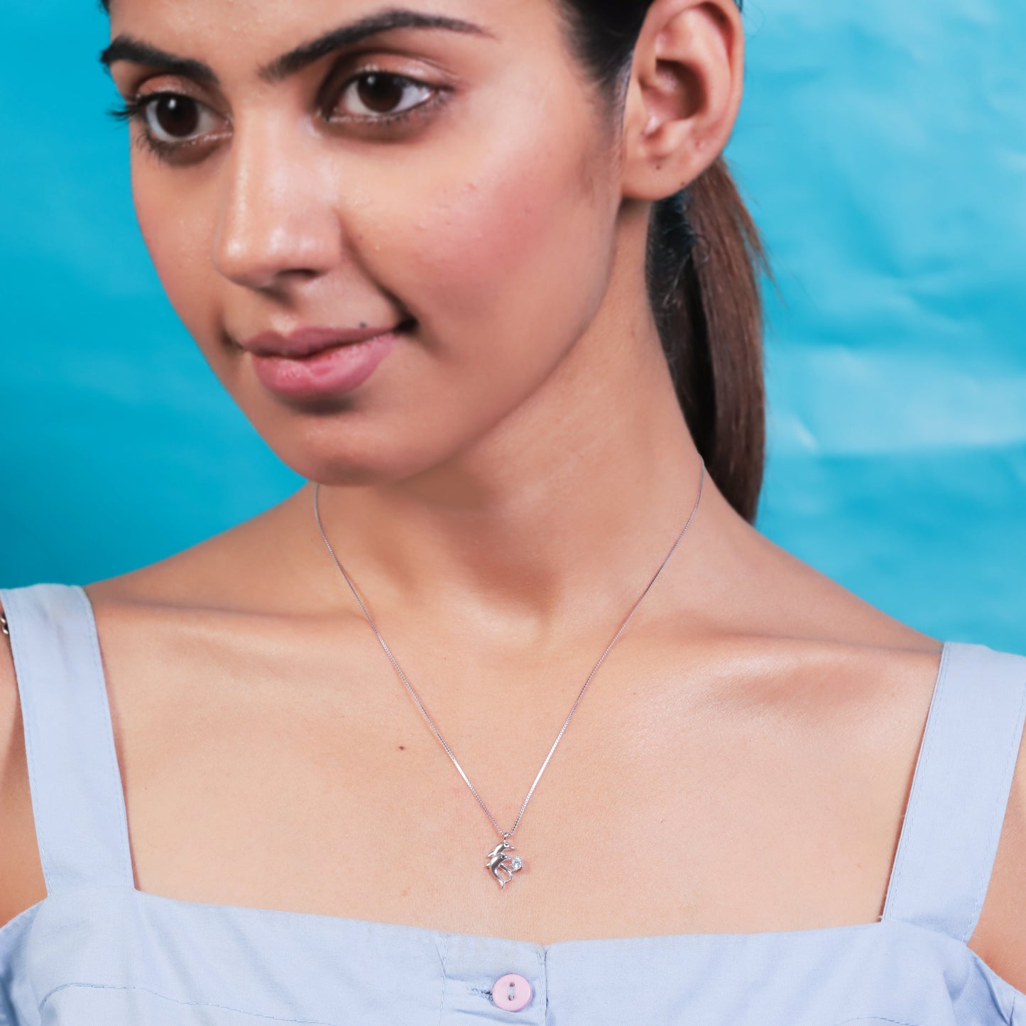 Chic ocean-inspired solitaire accessory