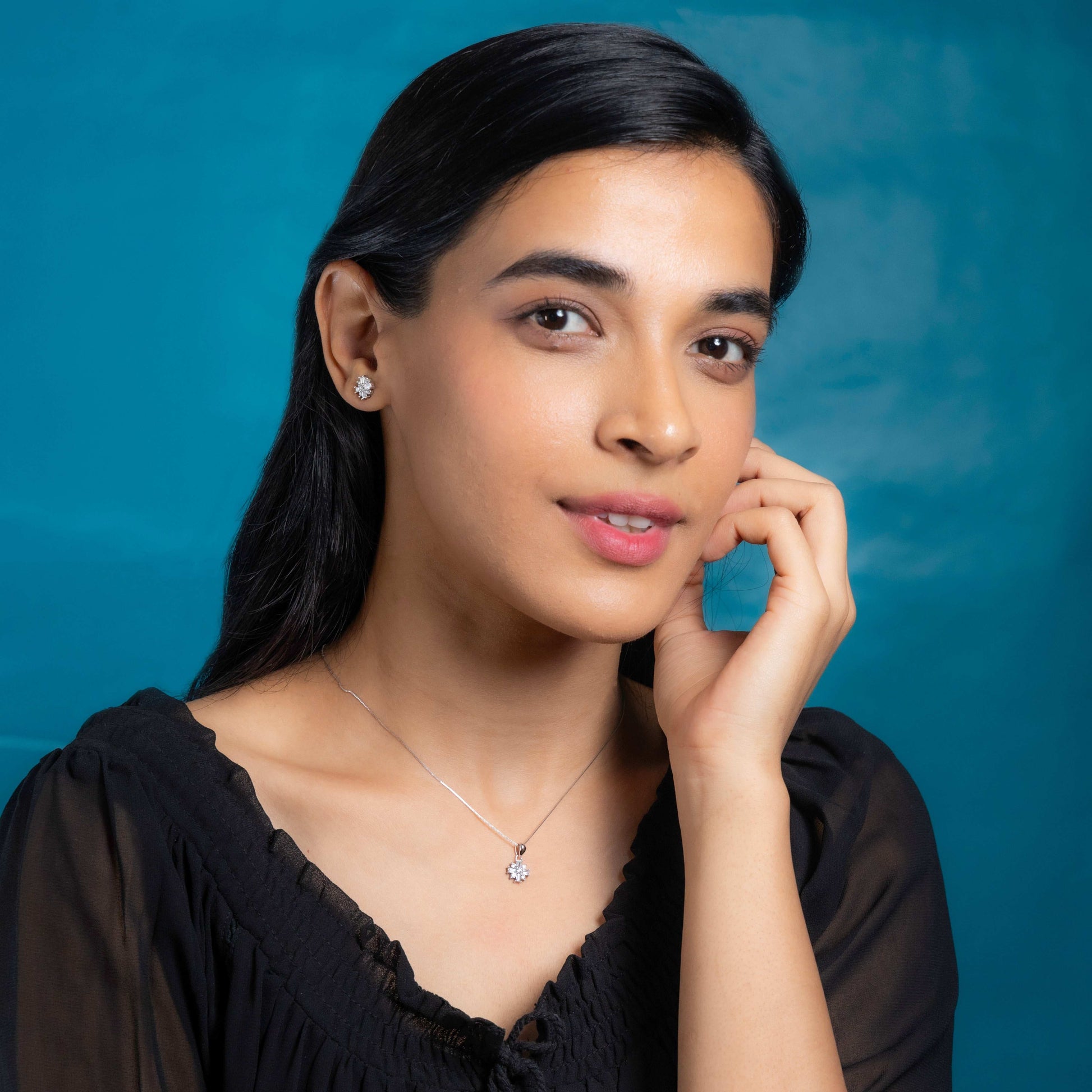 Stunning Silver Ribbon Gleam Necklace Set