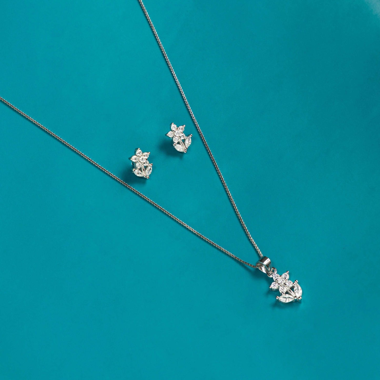 Stunning Silver Petal Grace Necklace Set Sparkle