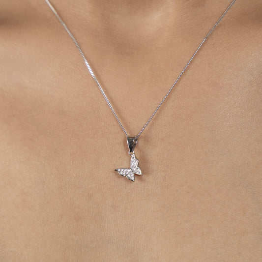 Sleek Silver Flutura Necklace with Contemporary Touch