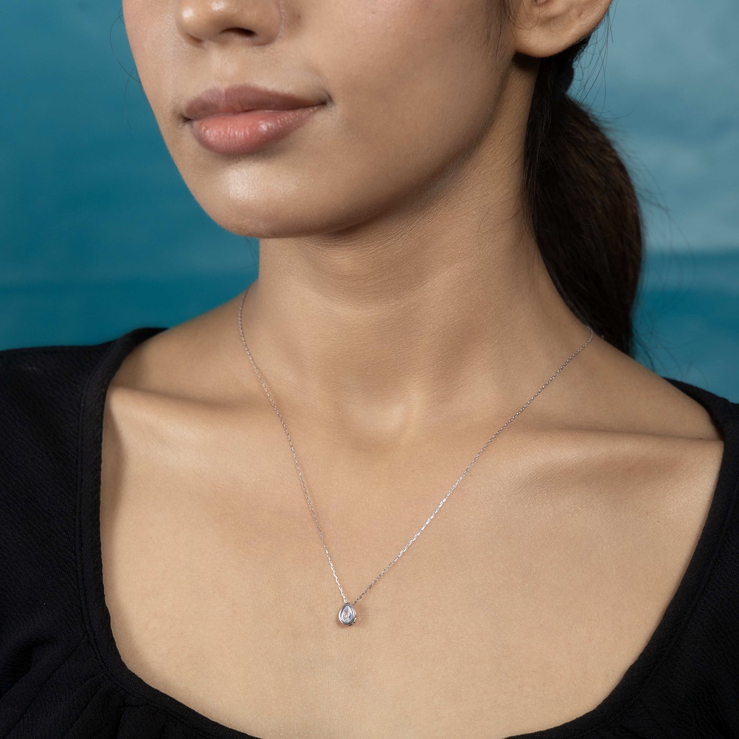 Elegant Silver Teardrop Mirage Necklace Style