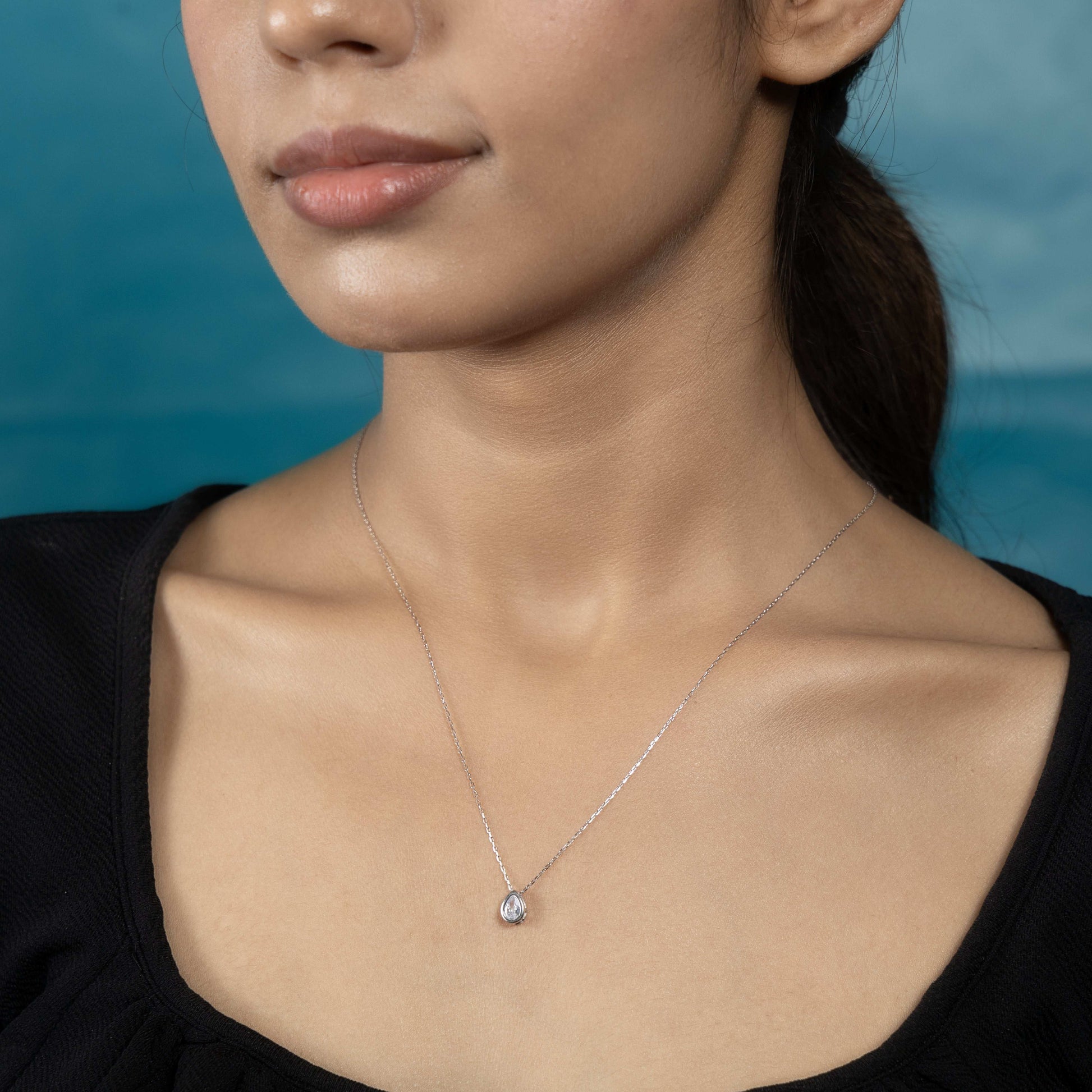 Elegant Silver Teardrop Mirage Necklace Style