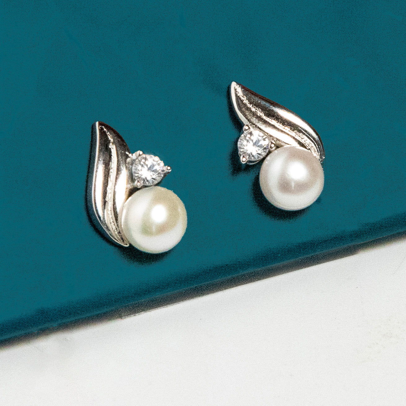 Petal Solitaire Pearl Studs