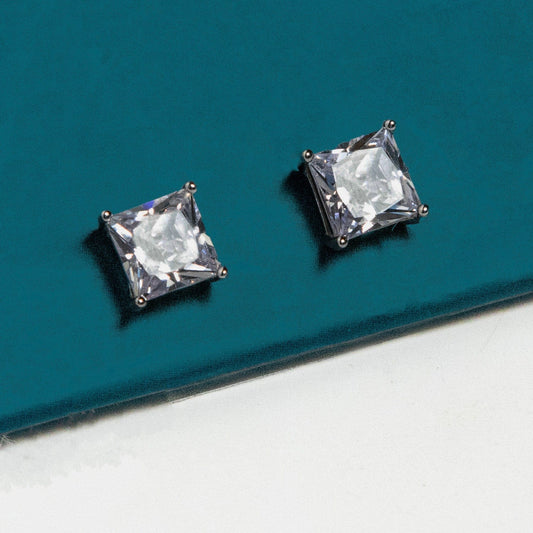Majestic sparkle of solitaire square ring